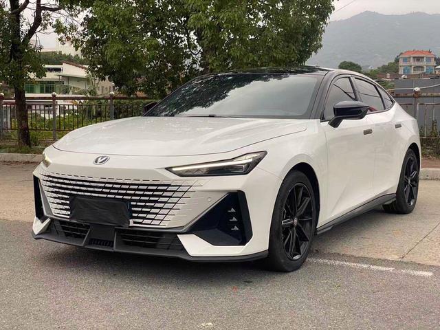 Changan UNI-V 2022 1.5T Premium – фото 1
