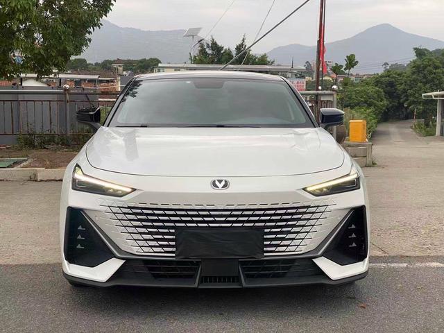 Changan UNI-V 2022 1.5T Premium – фото 2