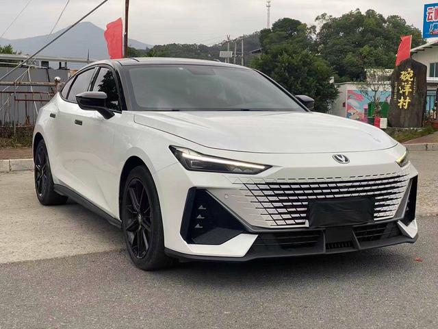 Changan UNI-V 2022 1.5T Premium – фото 3