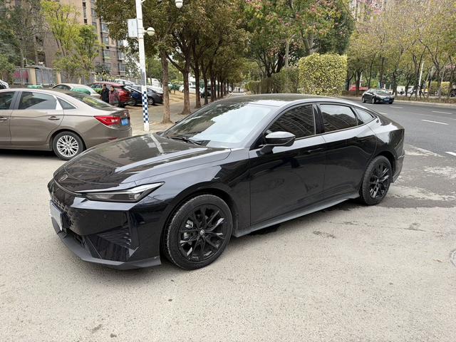 Changan UNI-V 2023 1.5T Premium – фото 1