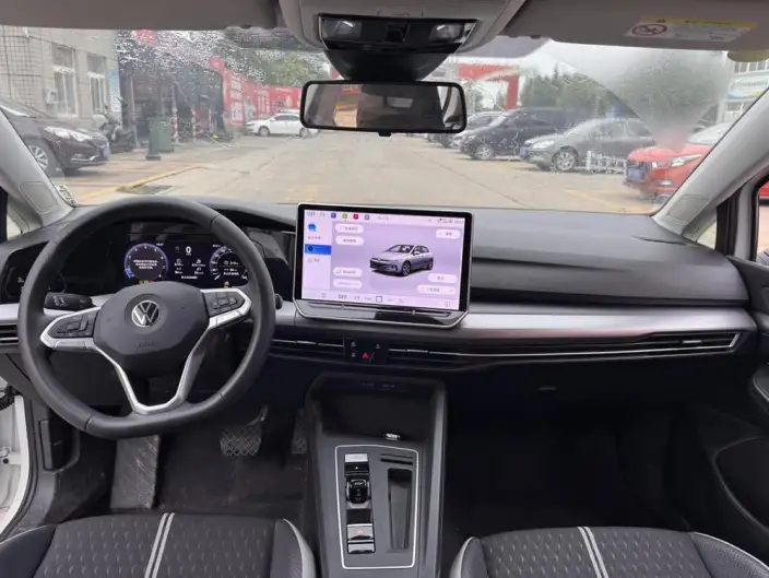 Volkswagen Golf 2025 Model 300TSI Pro – фото 8
