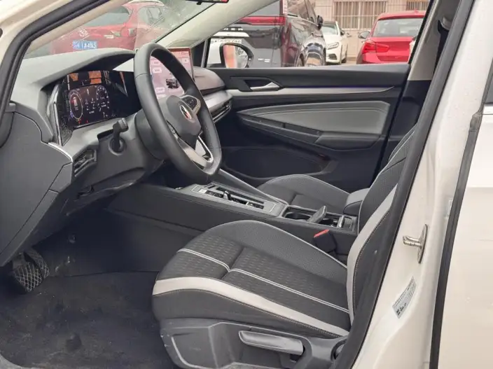 Volkswagen Golf 2025 Model 300TSI Pro – фото 9