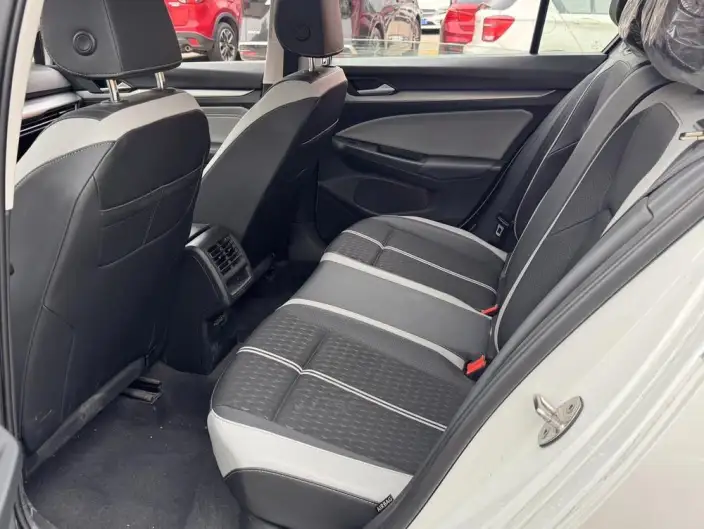 Volkswagen Golf 2025 Model 300TSI Pro – фото 10