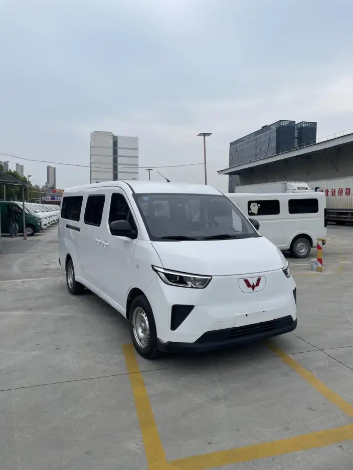 Wuling Yangguang 2024 Model 300km Comfort Model Passenger car Edition 75kW