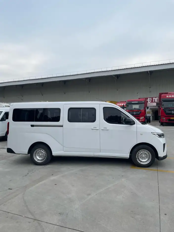 Wuling Yangguang 2024 Model 300km Comfort Model Passenger car Edition 75kW