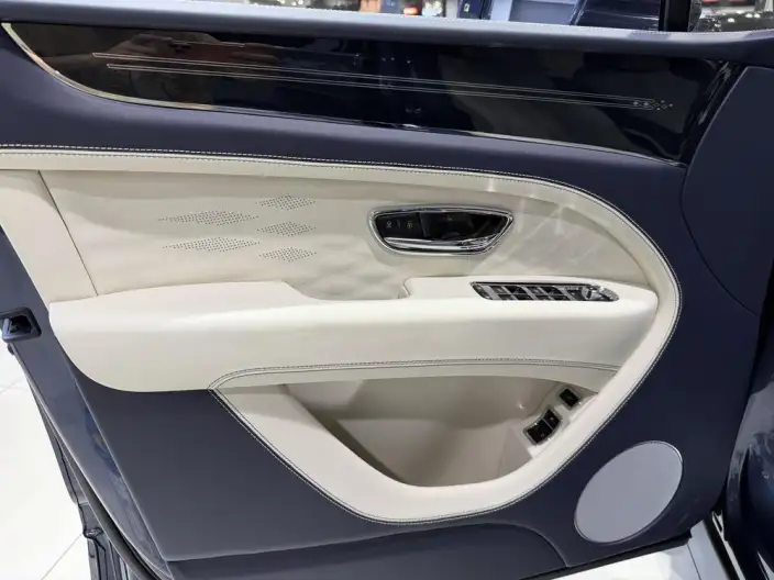 Bentayga 2023 Model 4.0T V8 Long wheelbase Yadu Edition