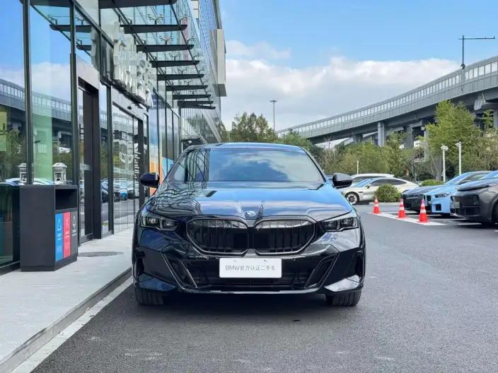 BMW 5 Series 2025 Model 530Li Leading Model M Sports Set – фото 2