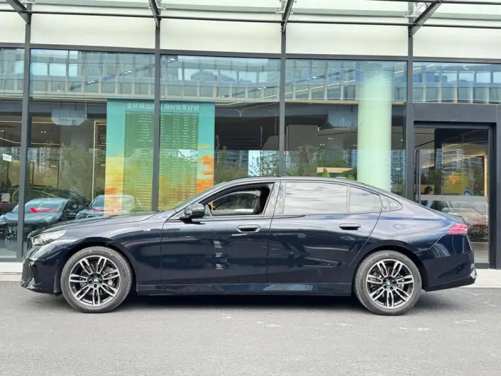 BMW 5 Series 2025 Model 530Li Leading Model M Sports Set – фото 3