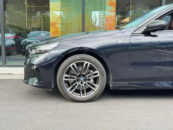 BMW 5 Series 2025 Model 530Li Leading Model M Sports Set – фото 7
