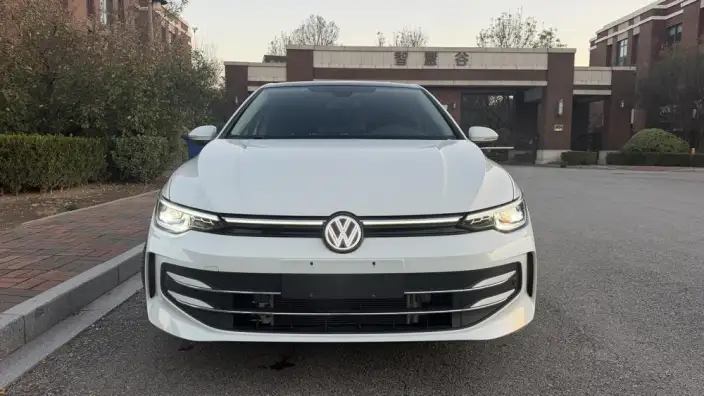 Volkswagen Golf 2025 Model 300TSI Pro