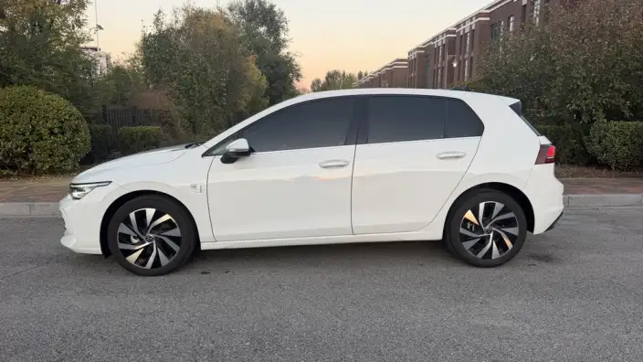 Volkswagen Golf 2025 Model 300TSI Pro