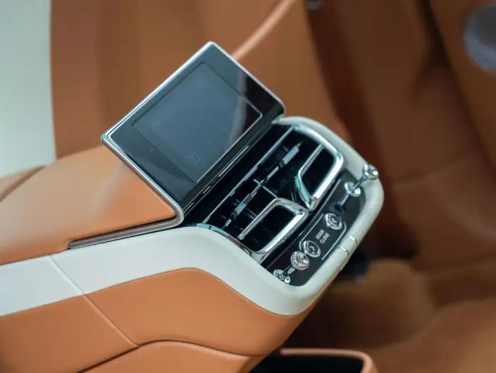 Bentayga 2023 Model 4.0T V8 Long wheelbase Yadu Edition – фото 9