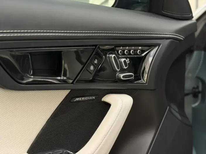 Jaguar F-TYPE 2024 Model P300 75th Anniversary Collector Edition Hardtop Edition – фото 9