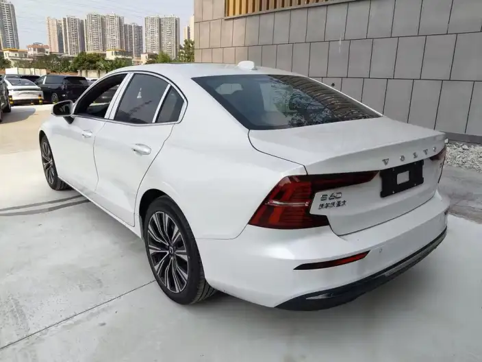 Volvo S60 2026 Model B4 Smart Range Deluxe Edition