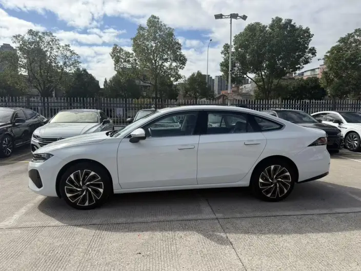 Volkswagen Sagitar 2026 Model L 300TSI DSG Luxury Model – фото 4