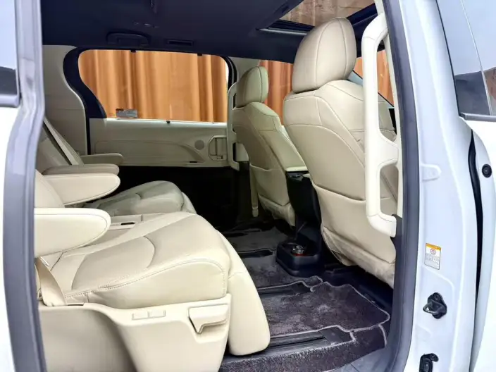 Toyota Sienna 2023 Model Hybrid 2.5L Premium Edition – фото 9
