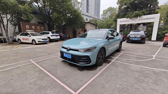 Volkswagen Passat 2025 Pro 380TSI Starry Dragon Respect Edition – фото 1