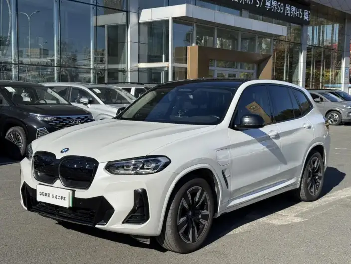 BMW iX3 2024 Model Leading Model