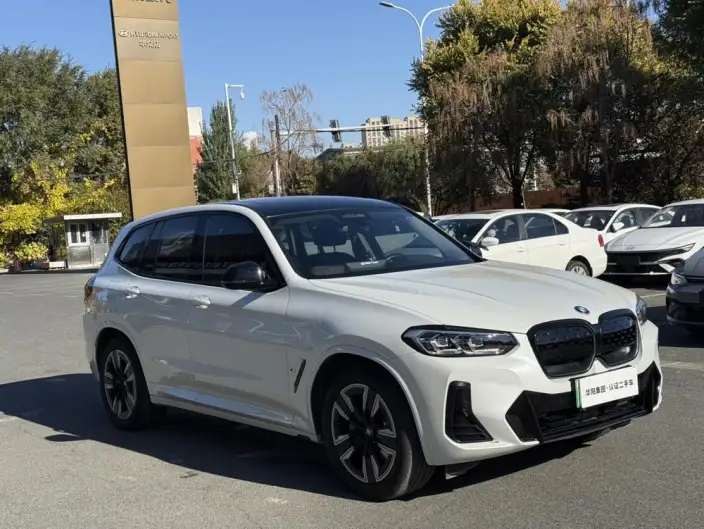 BMW iX3 2024 Model Leading Model