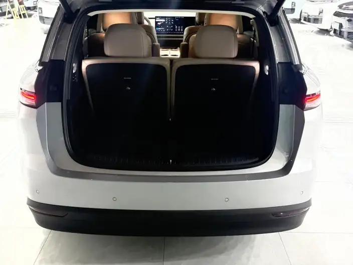 Li Auto i8 2025 Model Standard Edition – фото 9
