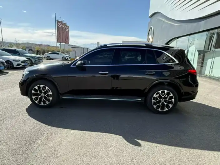 Mercedes-Benz GLC 2023 Model GLC 260 L 4MATIC Luxury Model 7 seat – фото 3