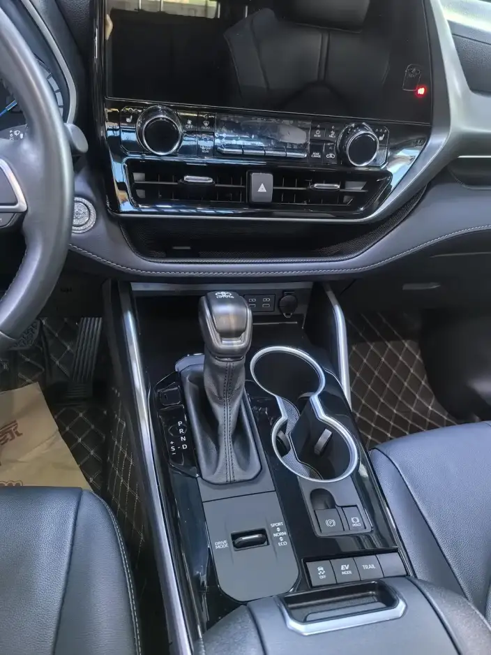 Toyota Highlander 2023 Model Hybrid 2.5L 4WD Premium Edition 7 seat – фото 9