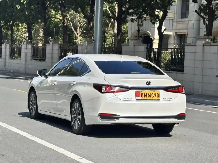 Lexus ES 2022 Model 200 Superior Edition