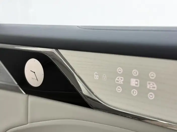 Volvo EM90 2025 Model Ultra VI seat – фото 9