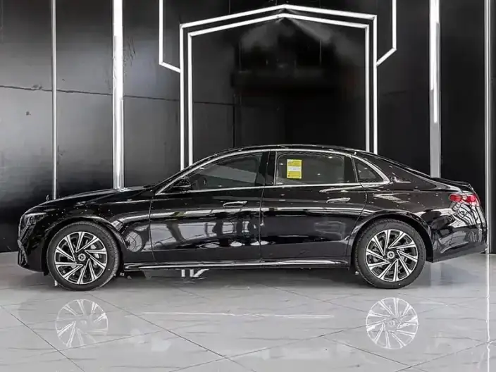 Mercedes-Benz E-Class 2024 Model E 300 L Luxury Model sedan – фото 3