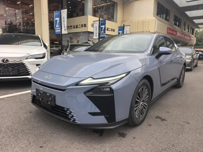 Lexus ES 2026 Model 300h – фото 1