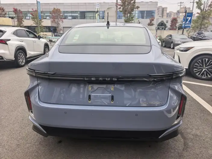 Lexus ES 2026 Model 300h – фото 3