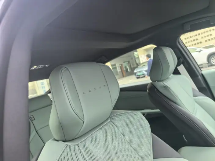 Lexus ES 2026 Model 300h – фото 10