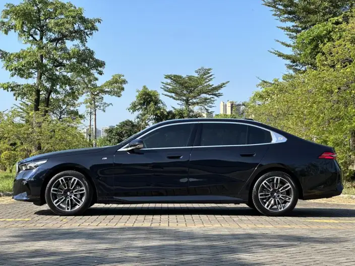 BMW 5 Series 2025 Model Facelift 530Li Leading Model M Sports Set – фото 4