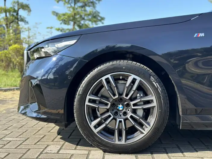 BMW 5 Series 2025 Model Facelift 530Li Leading Model M Sports Set – фото 8