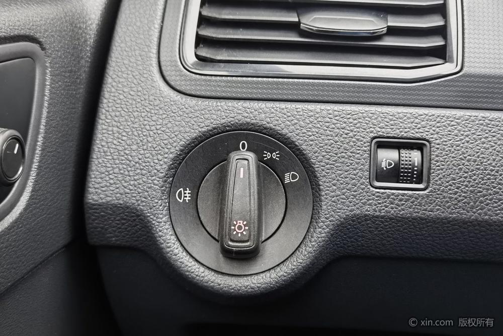 Volkswagen Santana 2016 1.4L Manual Fashion – фото 16