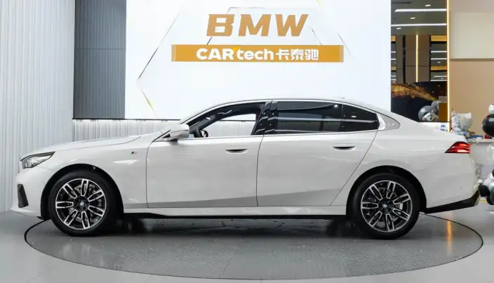 BMW 5 Series 2025 Model 525Li M Sports Set – фото 3