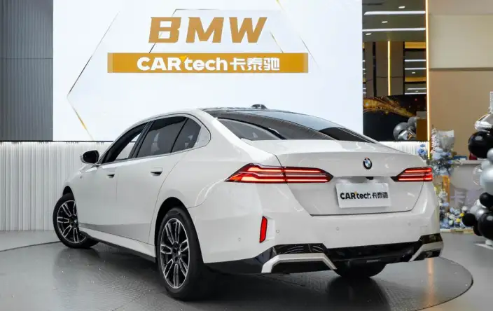 BMW 5 Series 2025 Model 525Li M Sports Set – фото 4