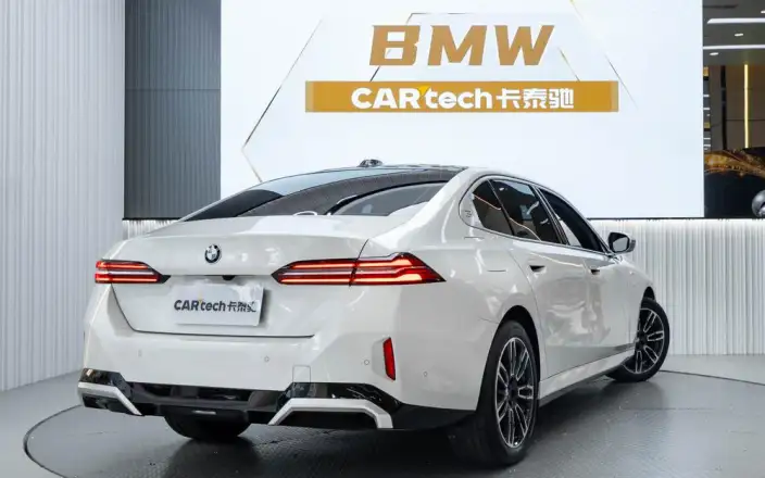 BMW 5 Series 2025 Model 525Li M Sports Set – фото 6