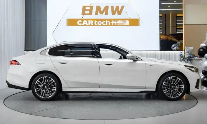 BMW 5 Series 2025 Model 525Li M Sports Set – фото 7