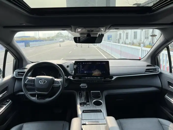 Toyota Sienna 2023 Model Hybrid 2.5L Premium Edition – фото 8