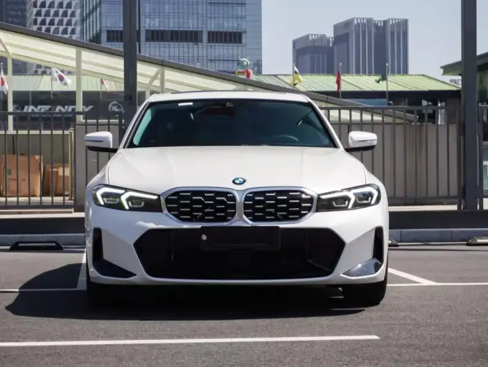 BMW 3 Series 2025 Model 325i M Sports Set – фото 2