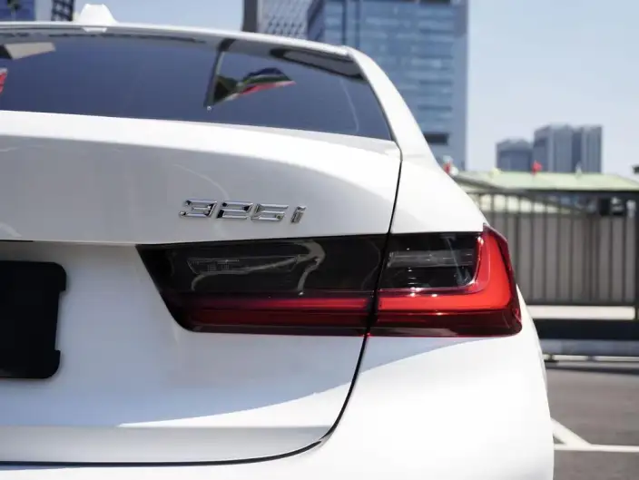 BMW 3 Series 2025 Model 325i M Sports Set – фото 6