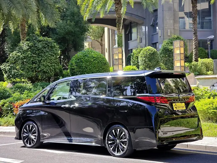 Elfa 2025 Model 2.5L Intelligent Hybrid 4WD Zhen Xiang Gold Edition