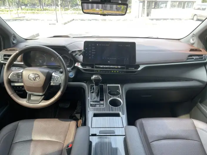 Toyota Sienna 2023 Model Hybrid 2.5L Platinum edition – фото 10
