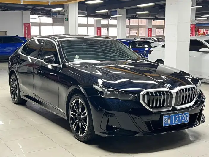 BMW 5 Series 2026 Model 525Li M Sports Set – фото 3