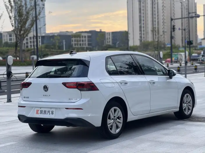 Volkswagen Golf 2021 Model 200TSI DSG – фото 6