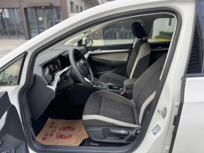 Volkswagen Golf 2021 Model 200TSI DSG – фото 8