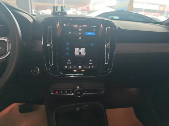Volvo XC40 2024 Model B3 Smart Range Deluxe Edition – фото 7