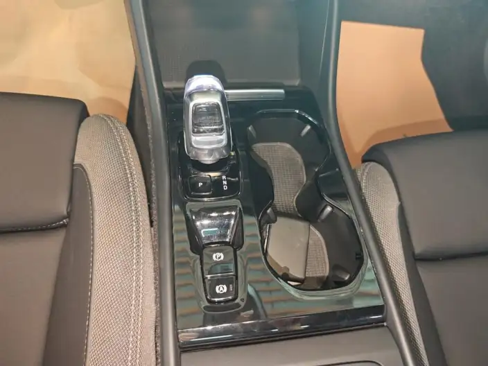 Volvo XC40 2024 Model B3 Smart Range Deluxe Edition – фото 10