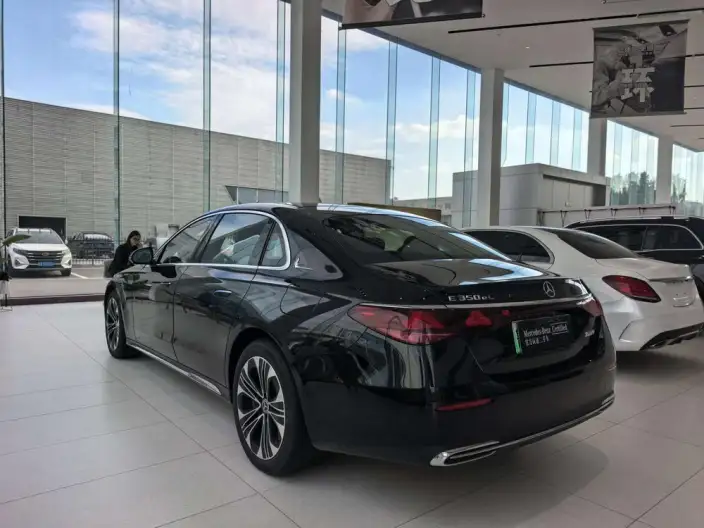 Mercedes-Benz E-Class PHEV 2024 Model E 350 e L sedan – фото 4